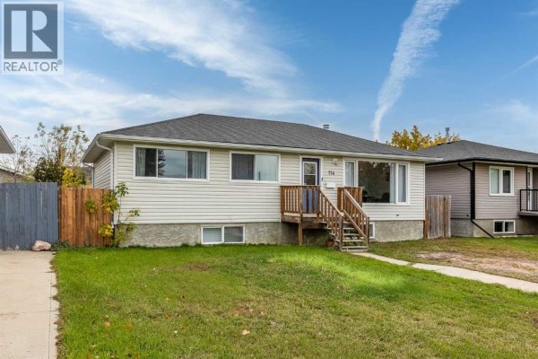 Bedroom - 114 4 Street Nw, Redcliff, AB T0J2P0 Photo 2