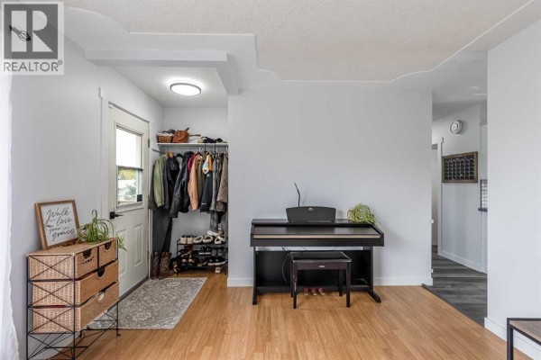 Living room - 114 4 Street Nw, Redcliff, AB T0J2P0 Photo 5