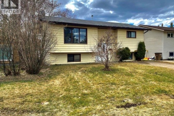 Enclosed porch - 114 7th Avenue S, Big River, SK S0J0E0 Photo 2