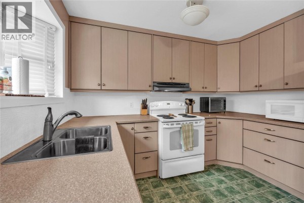 4pc Bathroom - 114 Ayres Crescent, Penticton, BC V2A6R4 Photo 4