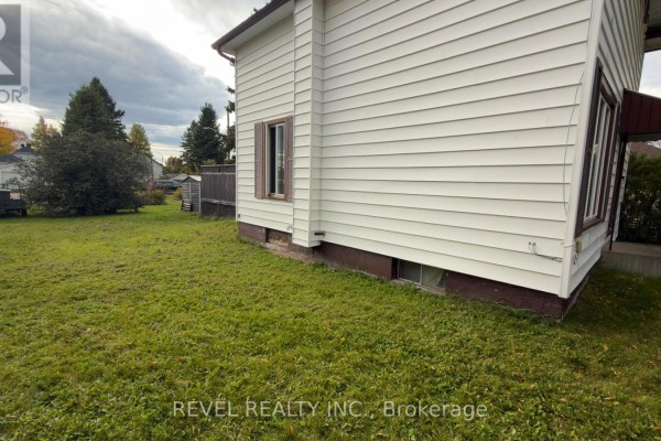 Living room - 114 Circle Place, Iroquois Falls, ON P0K1G0 Photo 3