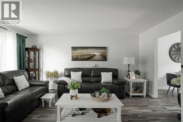 Dining room - 114 Hilltop Crescent, Fort Mcmurray, AB T9H3V4 Photo 4