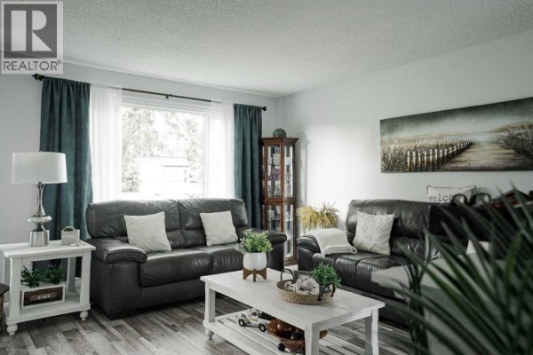 Kitchen - 114 Hilltop Crescent, Fort Mcmurray, AB T9H3V4 Photo 5