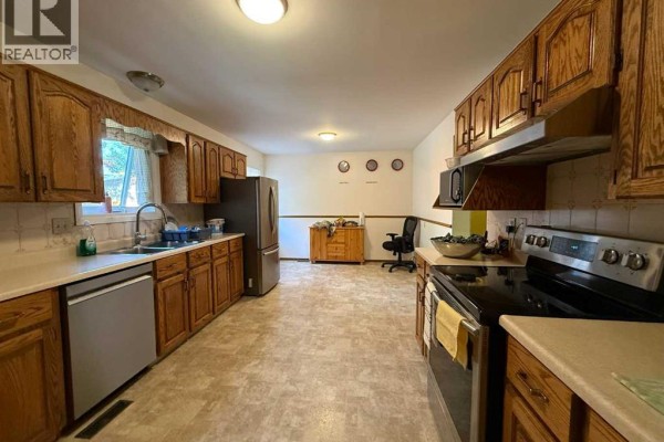 Kitchen - 114 Red Crow Boulevard W, Lethbridge, AB T1K5M1 Photo 2