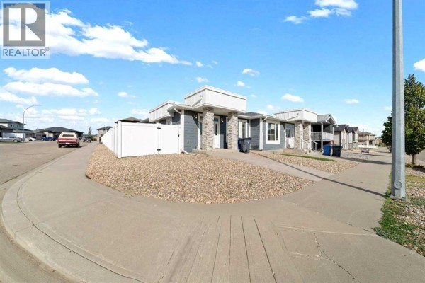Kitchen - 114 Somerside Road Se, Medicine Hat, AB T1B0N3 Photo 3