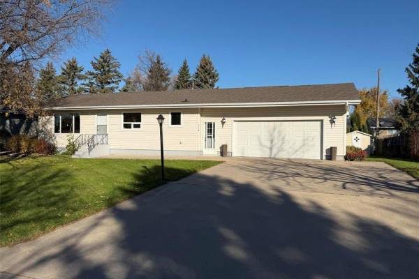 Kitchen - 114 Sunflower Crescent Sw, Altona, MB R0G0B2 Photo 2