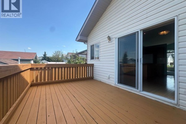 Living room - 114 Sunridge Avenue, Blackfalds, AB T0M0J0 Photo 5