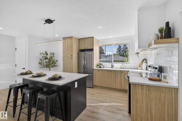 Kitchen - 11411 Malmo Rd Nw, Edmonton, AB T6H4M3 Photo 3