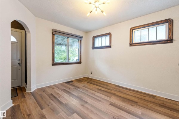 11414 84 St Nw, Edmonton, AB T5B3B4 Photo 5