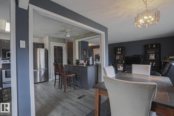Kitchen - 11440 144 Av Nw, Edmonton, AB T5X1L8 Photo 3