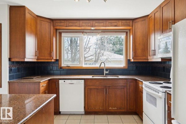 Primary Bedroom - 11451 48 Av Nw, Edmonton, AB T6H0C9 Photo 4