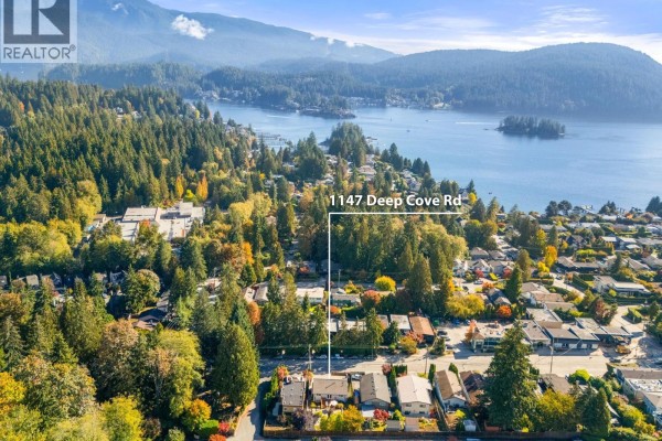 1147 Deep Cove Road, North Vancouver, BC V7G1S4 Photo 2