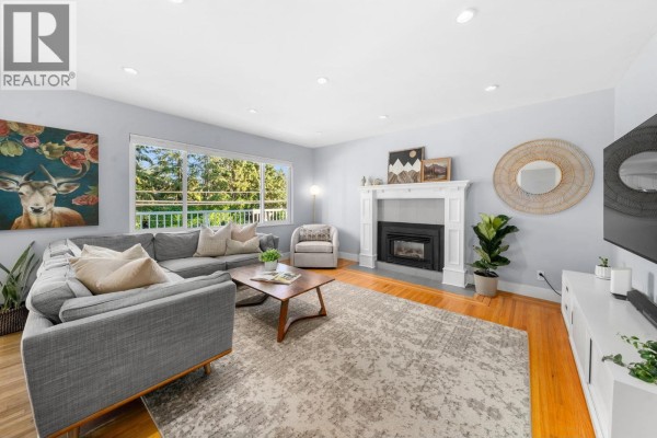 1147 Deep Cove Road, North Vancouver, BC V7G1S4 Photo 5