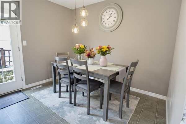 Living room - 1149 Raven Drive, Kamloops, BC V2B8P4 Photo 4