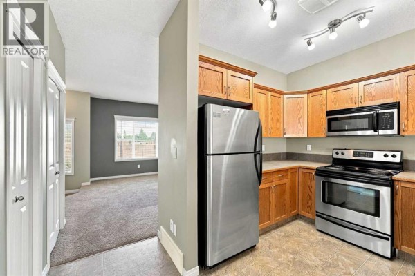 Primary Bedroom - 115, 50 Lucky Place, Sylvan Lake, AB T4S0E3 Photo 5