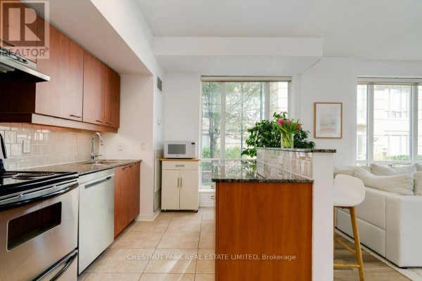 Living room - 115 - 455 Rosewell Avenue, Toronto, ON M4R2H9 Photo 3