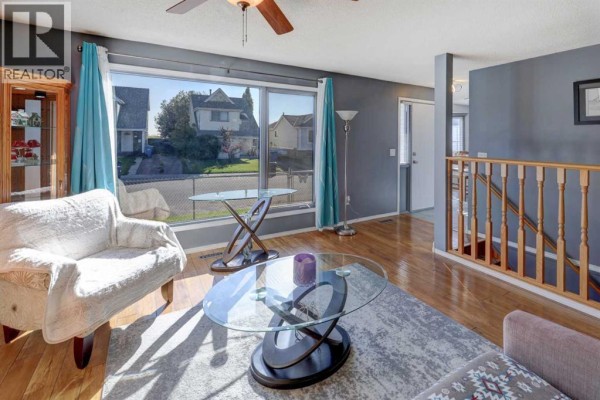 Living room - 115 Aberfoyle Close Ne, Calgary, AB T3G5L6 Photo 3