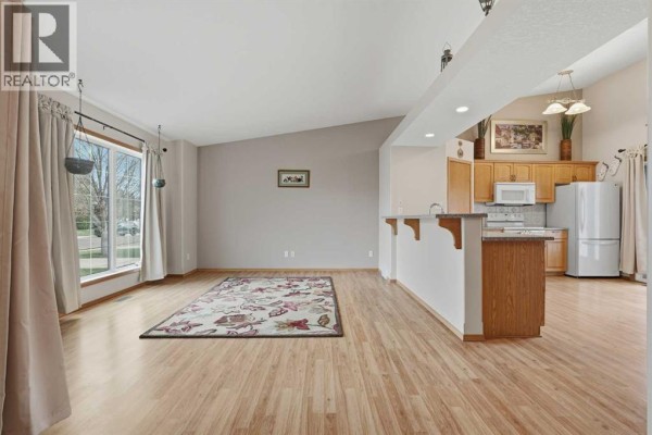 Living room - 115 Cougar Road N, Lethbridge, AB T1H6P8 Photo 4