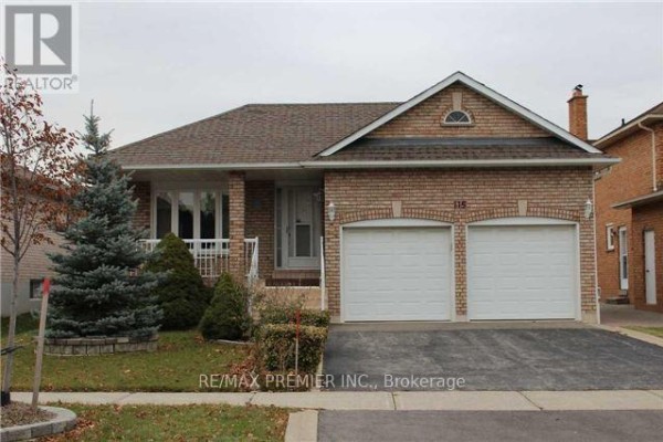 Modern kitchen with white cabinetry, stainless steel appliances, and quartz countertops. - 115 Mapes Avenue, Vaughan