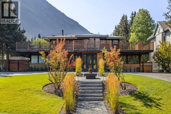 Living room - 115 Spray Avenue, Banff, AB T1L1A1 Photo 2