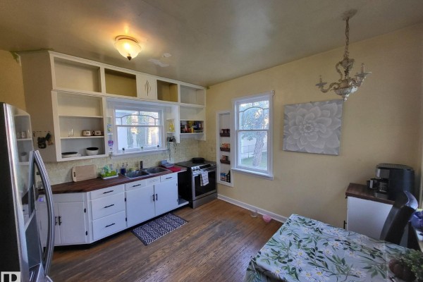 Kitchen - 11515 101 St St Nw Nw, Edmonton, AB T5J2B2 Photo 3