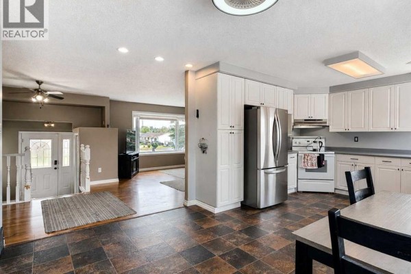 2pc Bathroom - 11530 Manning Crescent, Grande Cache, AB T0E0Y0 Photo 5