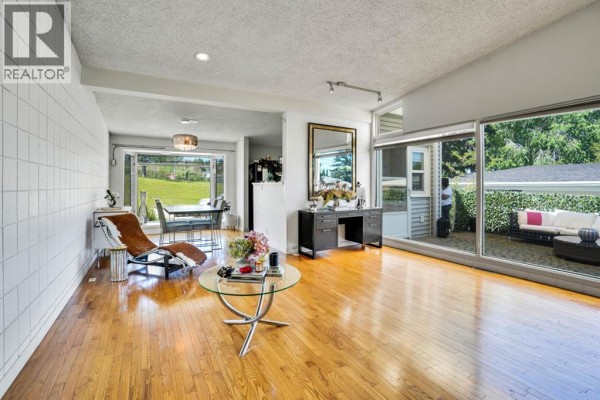 Living room - 116 Selkirk Drive Sw, Calgary, AB T2W0M4 Photo 4