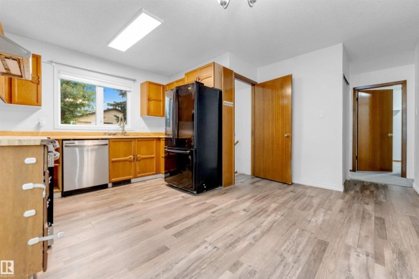 Kitchen - 1160 35a St Nw, Edmonton, AB T6L3G3 Photo 2