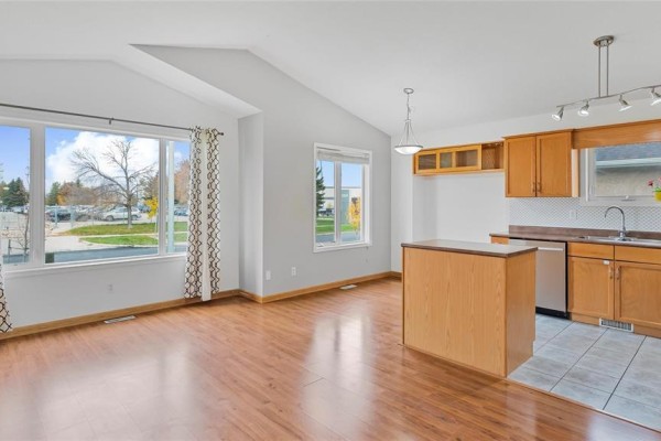 Living room - 1161 Brunswick Street, Winnipeg, MB R2G2J6 Photo 3