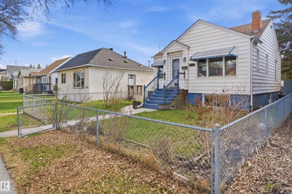 Family room - 11617 89 Street Nw, Edmonton, AB T5B3V3 Photo 4