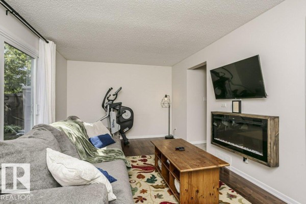 Kitchen - 117 Woodstock Nw, Edmonton, AB T5T0H6 Photo 3