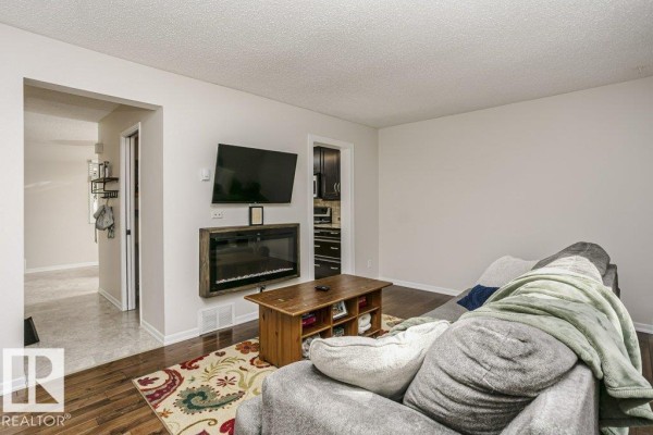 Primary Bedroom - 117 Woodstock Nw, Edmonton, AB T5T0H6 Photo 4