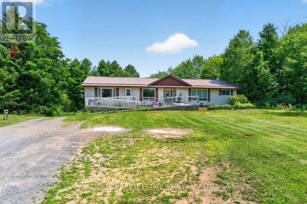 Primary Bedroom - 11703 Highway 41, Addington Highlands, ON K0H1Z0 Photo 3