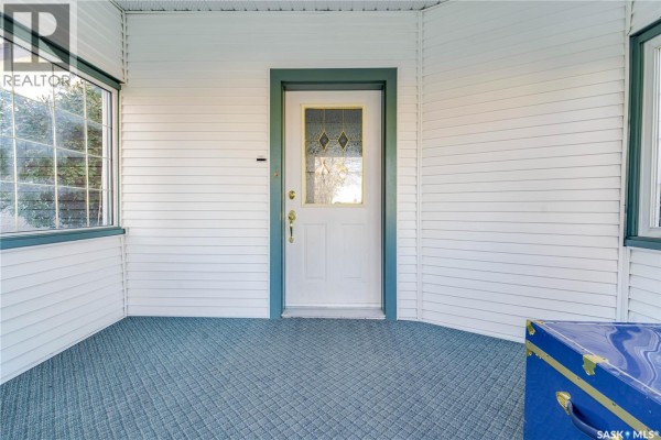 Foyer - 1172 Clifton Avenue, Moose Jaw, SK S6H3L5 Photo 5