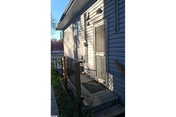 Primary Bedroom - 11727 92 St Nw, Edmonton, AB T5G1A2 Photo 4