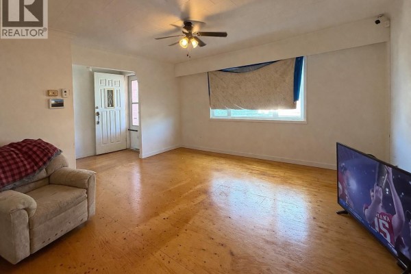 Living room - 1175 N Second Avenue, Williams Lake, BC V2G1X7 Photo 3