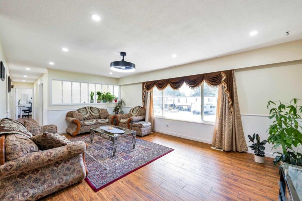 11789 85a Avenue, Delta, BC V4C2V8 Photo 3