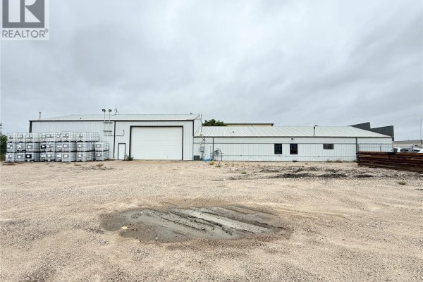 118 & 122 Perkins Street, Estevan, SK S4A2K1 Photo 2