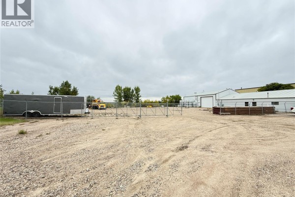 118 & 122 Perkins Street, Estevan, SK S4A2K1 Photo 3