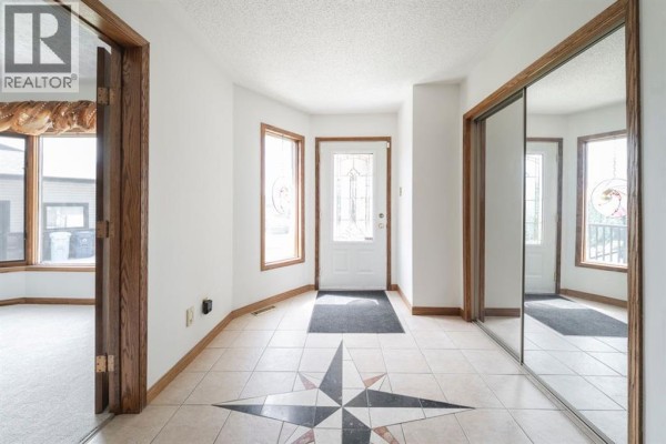 Foyer - 118 Dickins Close, Fort Mcmurray, AB T9K1X5 Photo 5