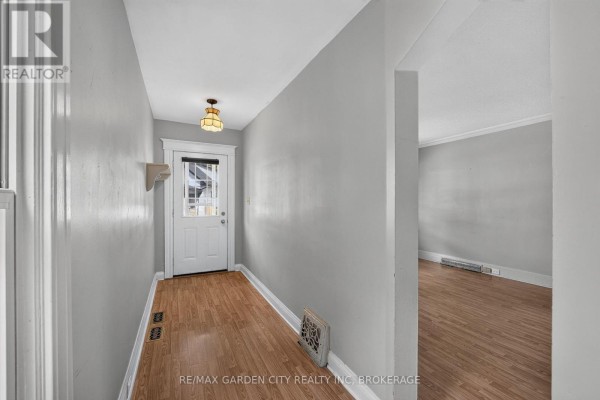 118 Lowell Avenue, St  Catharines, ON L2R2E2 Photo 3
