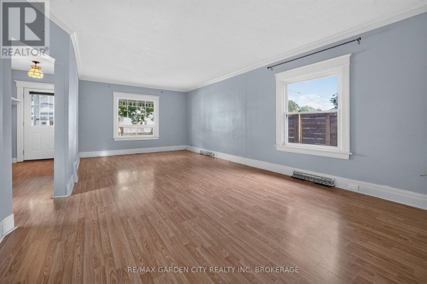118 Lowell Avenue, St  Catharines, ON L2R2E2 Photo 4