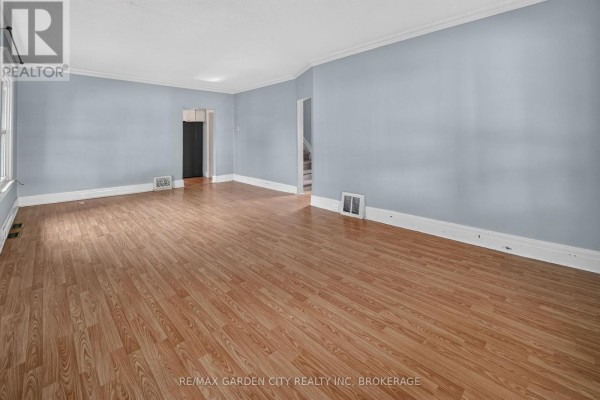 118 Lowell Avenue, St  Catharines, ON L2R2E2 Photo 5