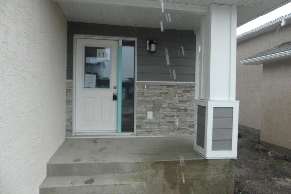 Kitchen - 118 Sterling Crescent, Steinbach, MB R5G3A5 Photo 2