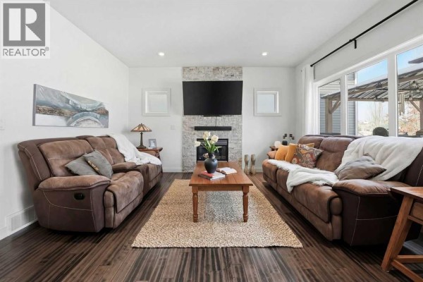 Living room - 118 Viscount Drive, Red Deer, AB T4R0M6 Photo 5