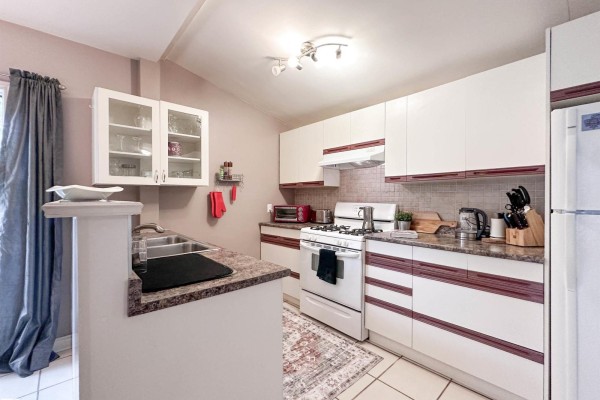 Family room - 11825 80 St Nw, Edmonton, AB T5B2N6 Photo 4