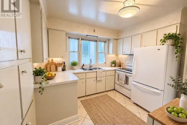Bedroom 3 - 119 Caribou Road, Toronto, ON M5N2B1 Photo 5