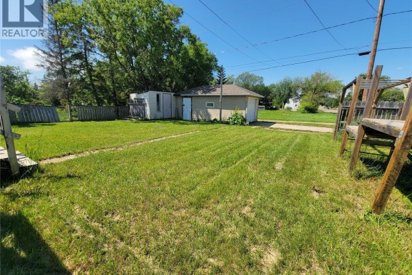 Living room - 1191 110th Street, North Battleford, SK S9A2H5 Photo 2