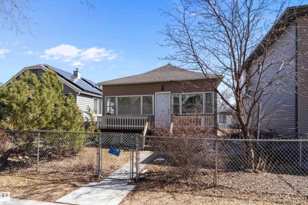 Kitchen - 11919 96 St Nw, Edmonton, AB T5G1V6 Photo 2