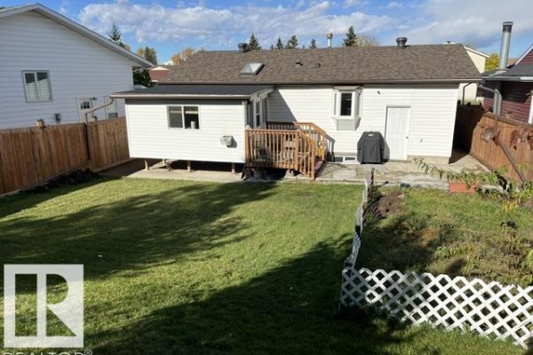 Kitchen - 11945 138 Av Nw, Edmonton, AB T5X4K1 Photo 3